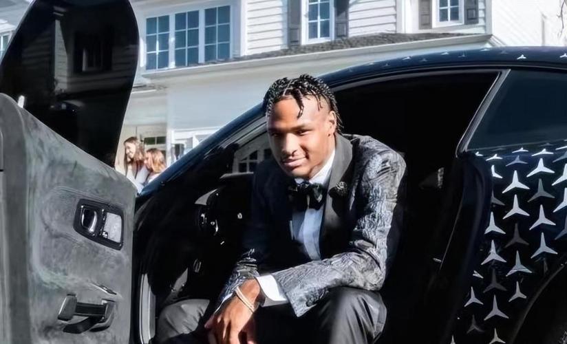 布朗尼住院2两天，白人女友全程陪伴！身材傲人性感堪称人间*物尤**