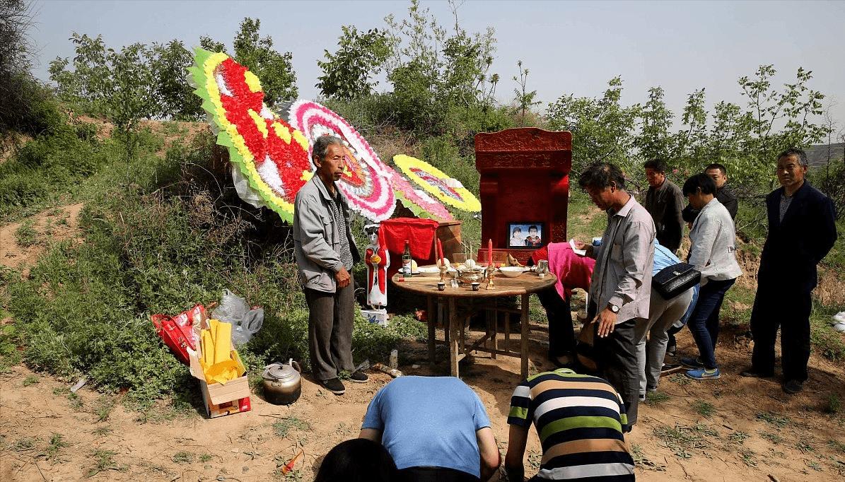 湖北老人去世烧七什么讲究,坟前烧库有讲究么