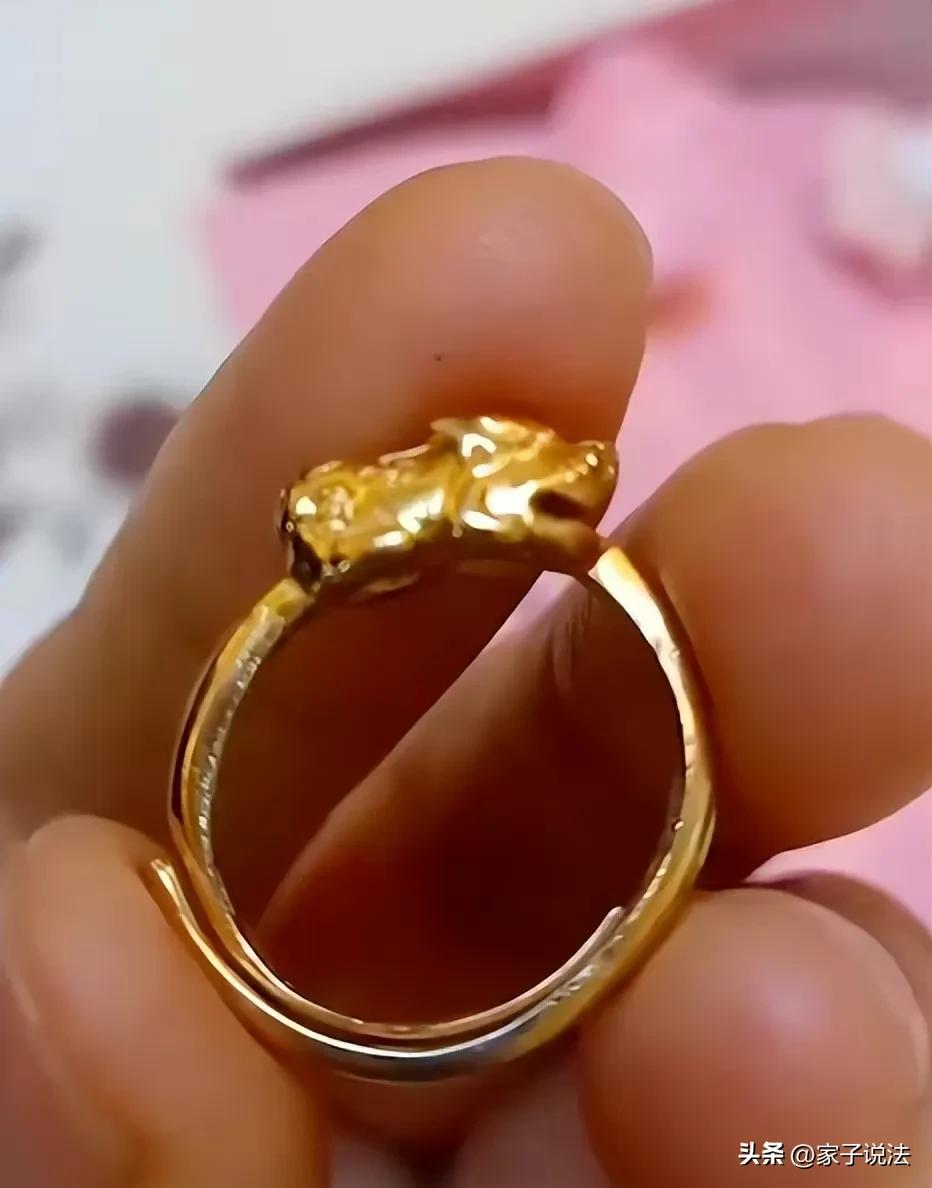 儿子一块钱买金戒指妈妈慌了,男孩子花一元买金戒指妈妈慌了