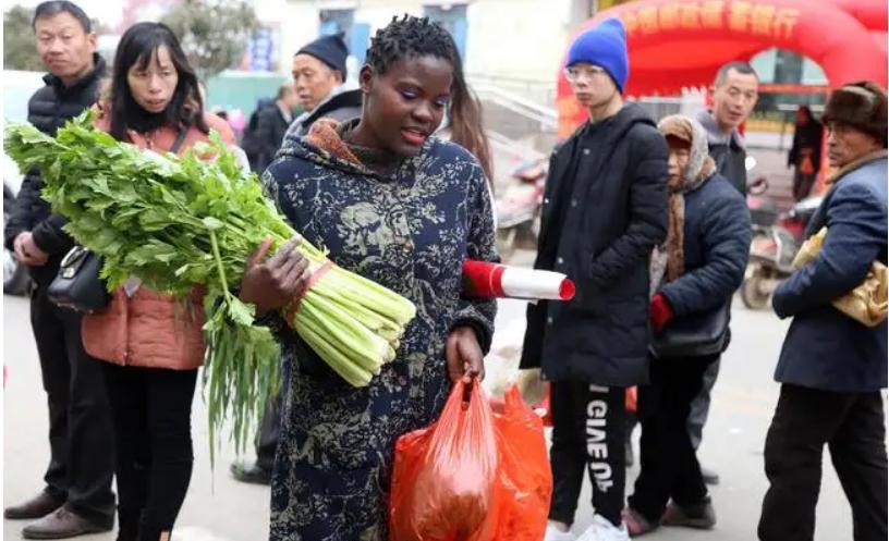 15年非洲女孩嫁40岁河南农民，婚后洗衣做饭下地干活，被评好媳妇