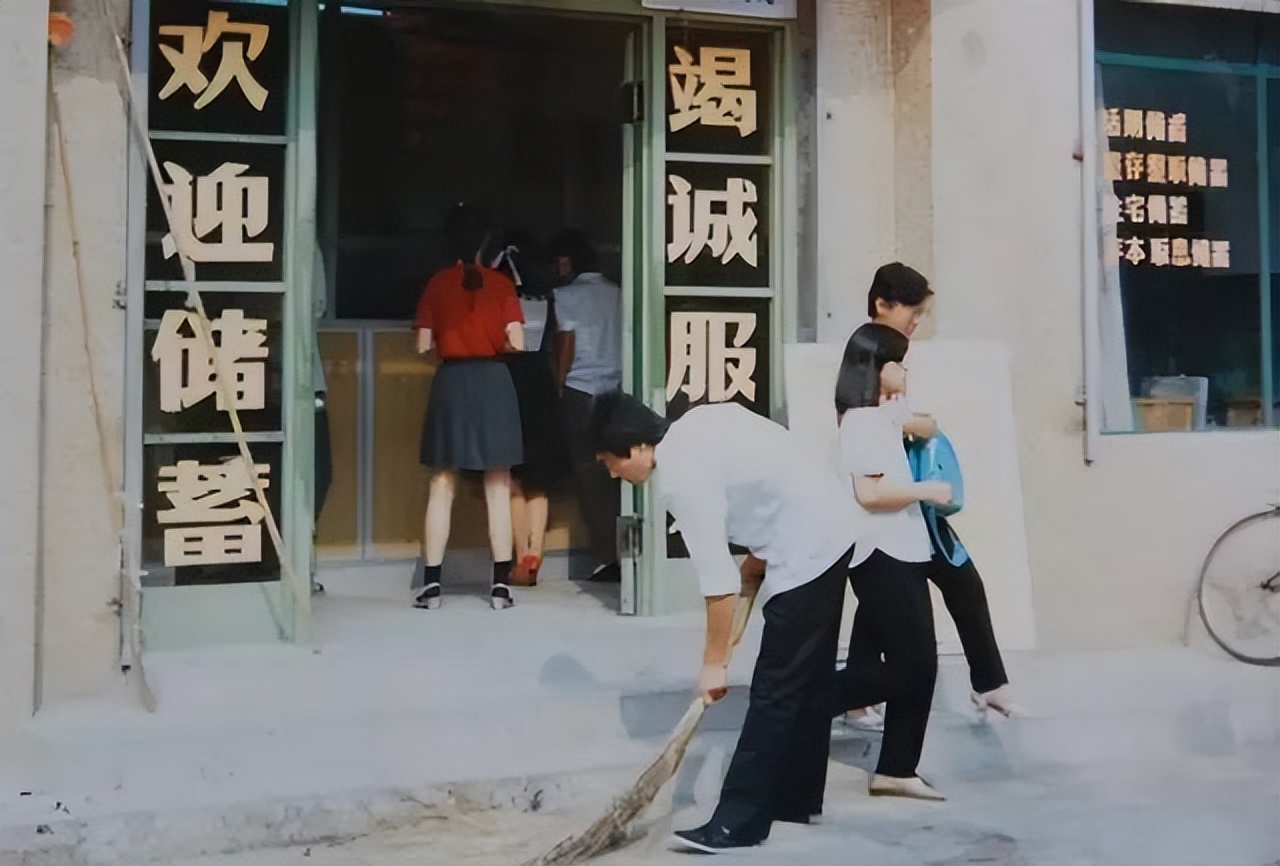 重庆富二代每月零花钱20万,破产后把80岁母亲*养送**老院,开直播还债