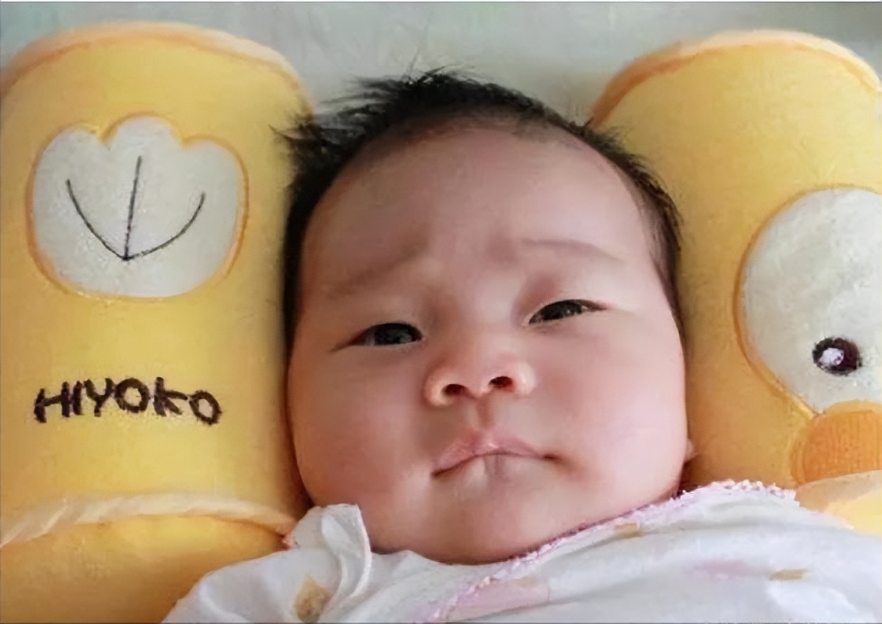 儿童应该睡枕头还是不睡枕头,从小睡枕头与从不睡枕头的娃