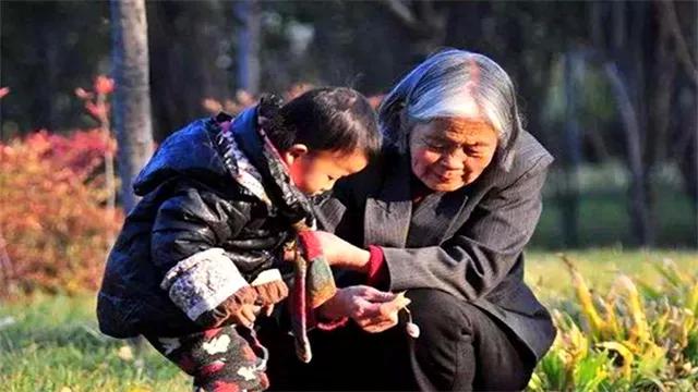 儿媳买高档水果，我尝了一个，她3天不理我，儿子扬言送我回乡下