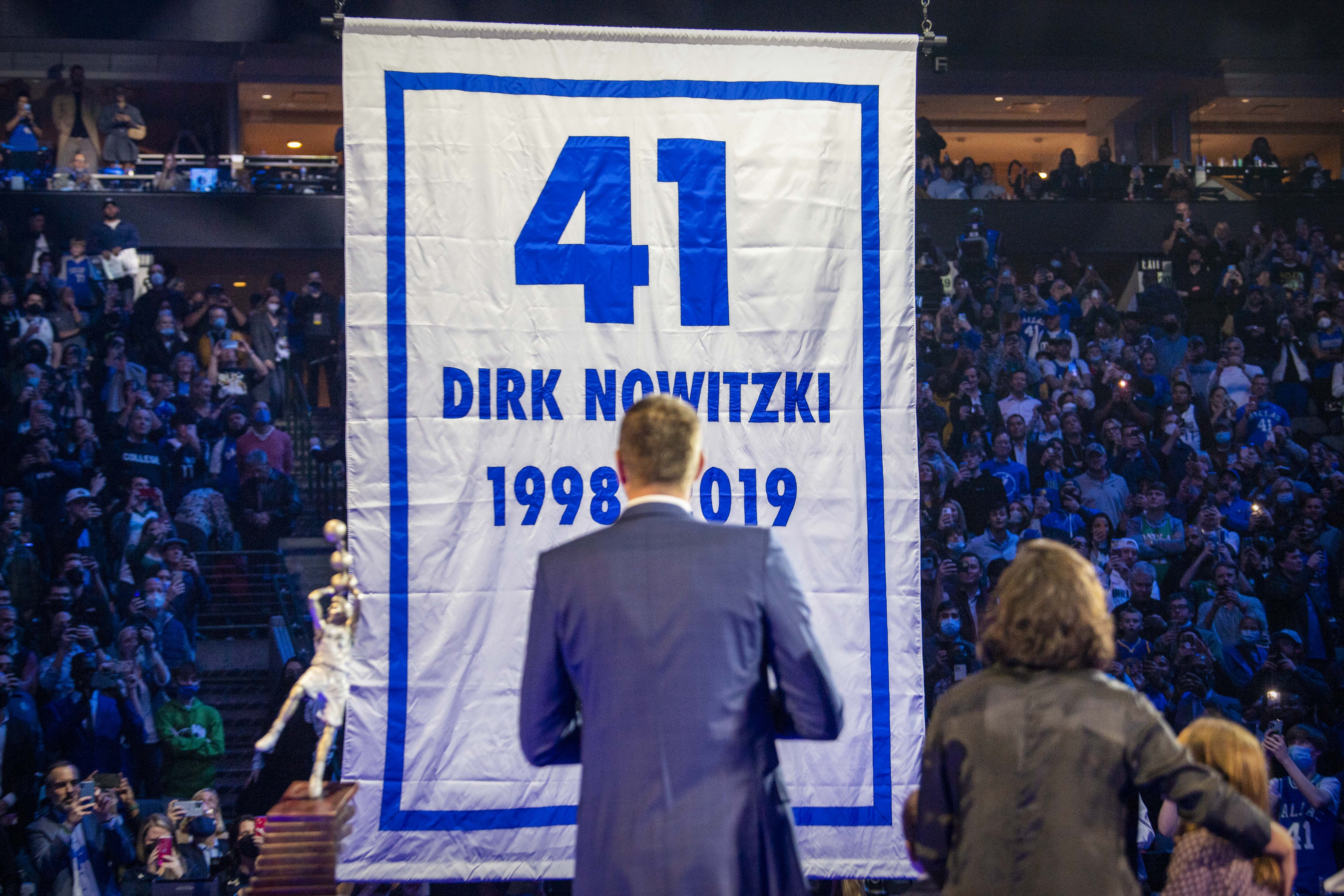 诺维茨基球衣退役仪式演讲谈科比,诺维茨基球衣退役仪式库班说的话