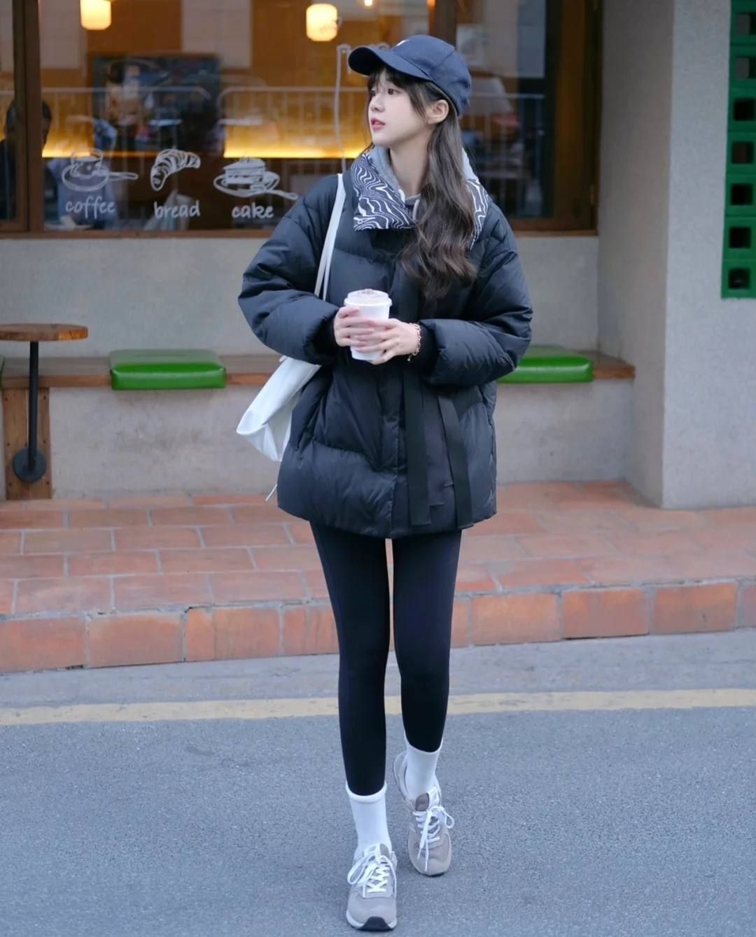 白色羽绒服搭配鲨鱼裤马丁靴 (长款羽绒服搭配鲨鱼裤烟管靴)