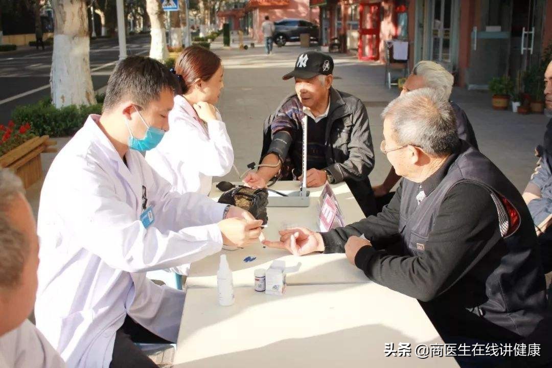 糖尿病人吃东西会有什么症状,糖尿病管住嘴迈开腿