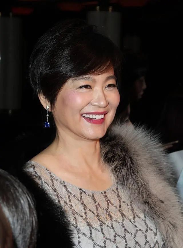 微胖中年阿姨别留长发了，学林青霞烫这款“贵妇卷”，高级不油腻