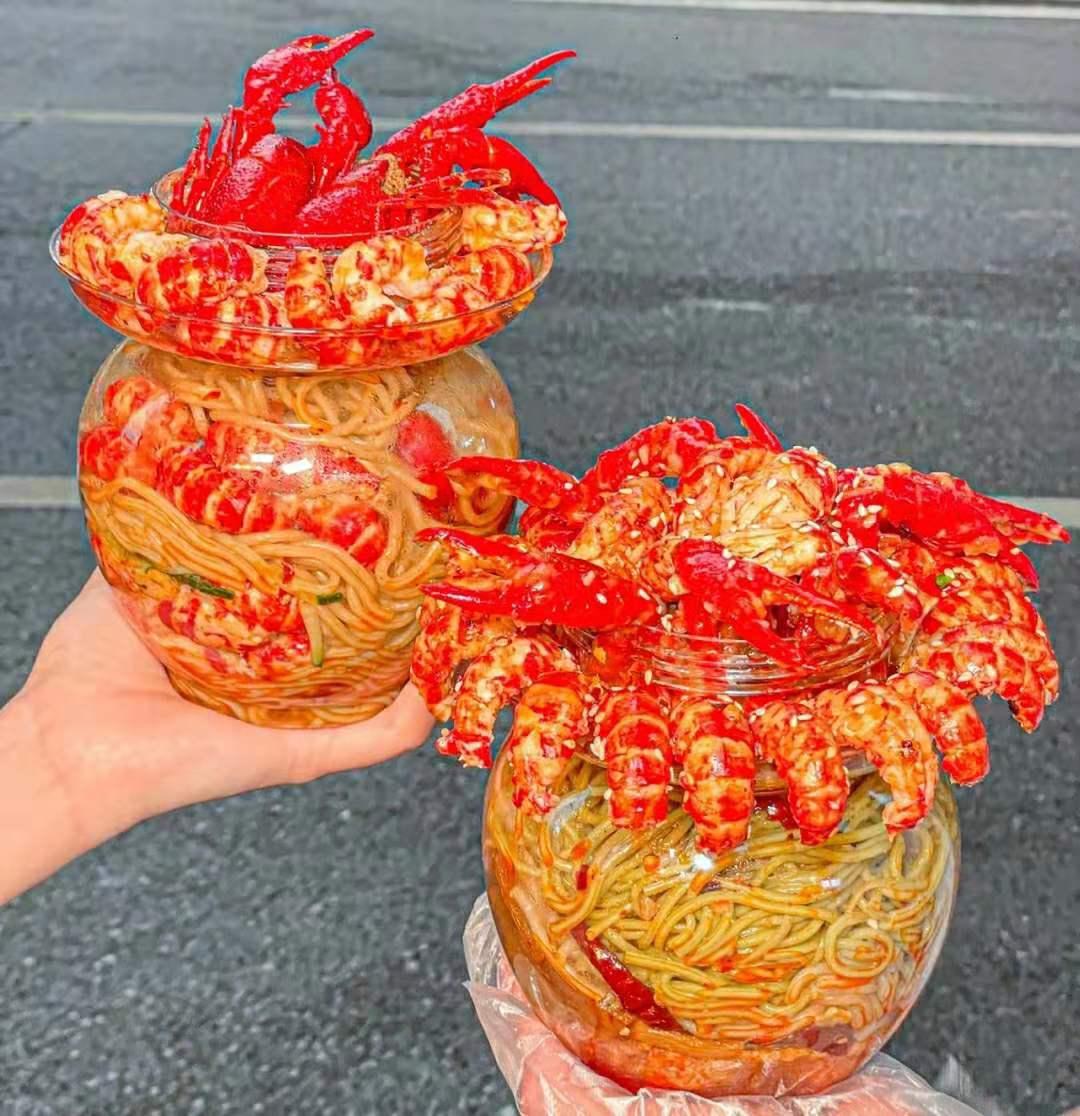 拇指包、太阳蛋、铁盒冰粉......半个川渝火锅圈都在卖