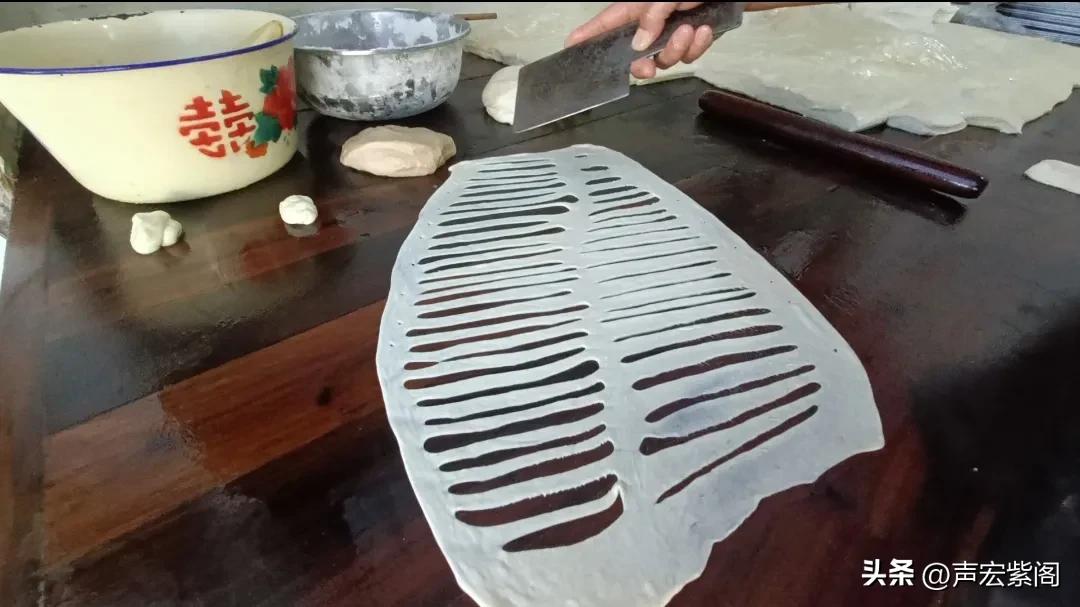 河北赵县官庄村口发现50年前的小吃炸炉篦，老板一般不炸嫌麻烦