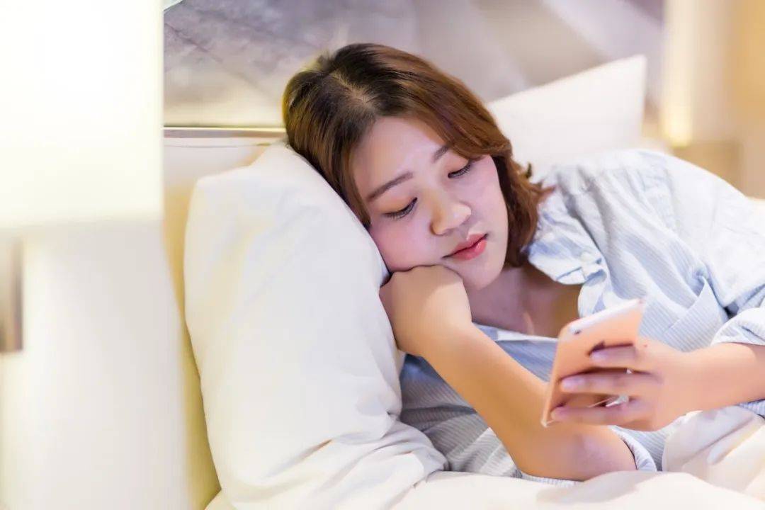 手机放在床头睡觉辐射会造成什么,睡觉手机放床头有辐射吗