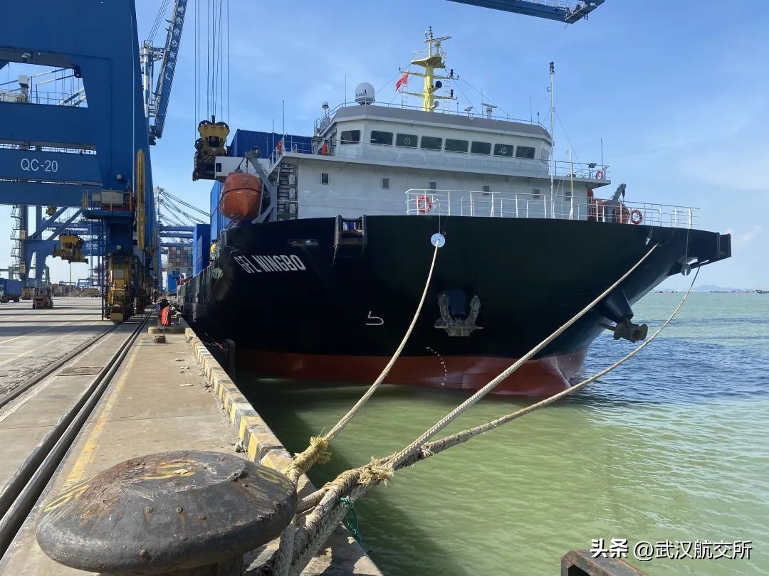 首艘江海集装箱船,首艘120标箱电动内河集装箱船首航