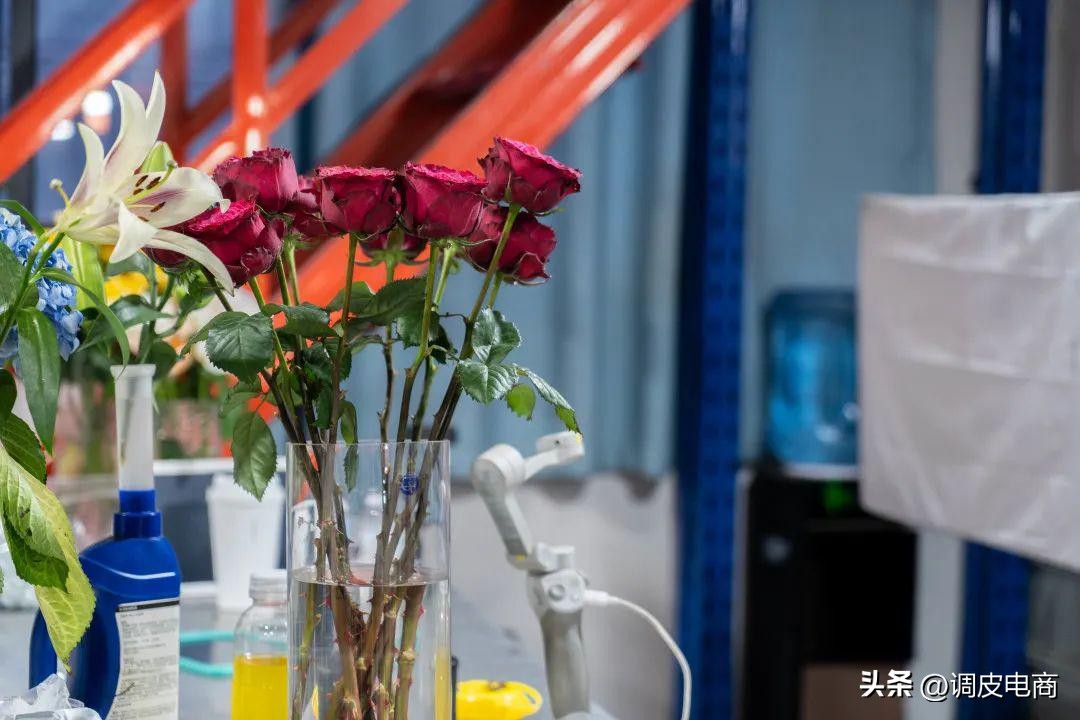 从小白到文艺花商，这个一米八大汉成为昆明斗南最懂花的主播