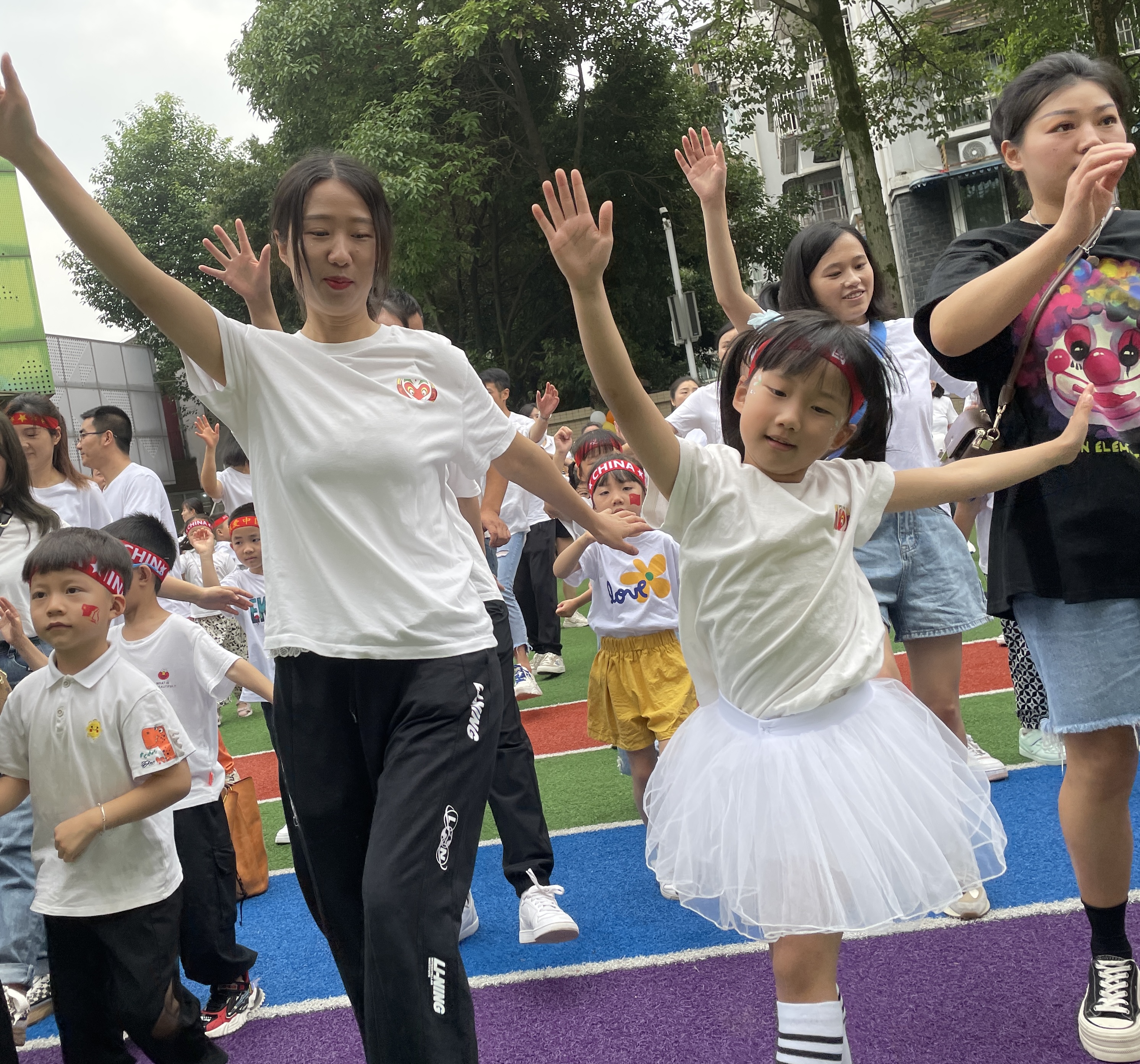 用歌谣赞美童年，用鲜花妆点童心——都江堰市各中小学、幼儿园开展丰富多彩的“六一”庆祝活动