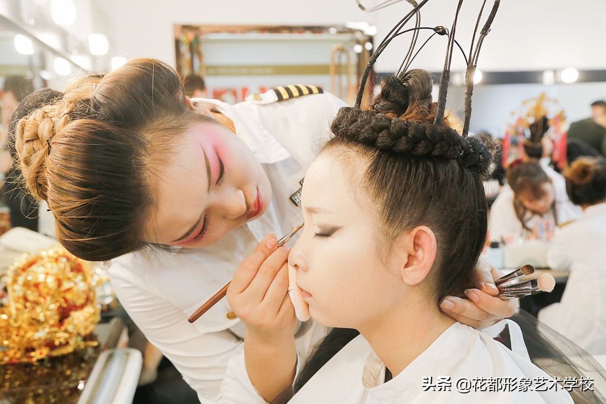 初中女生最吃香的十大技校专业,大专女生最吃香的十大专科专业