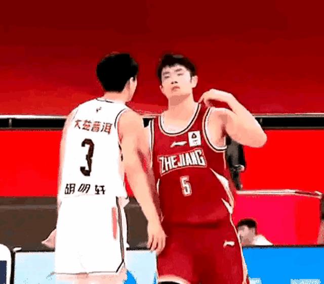 “割喉”、竖中指、伸腿、绊脚、逆天“扣杀”！CBA互害何时休