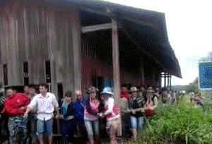 妹子的皮裤穿的真紧，有人知道妹子皮裤上的包怎么回事么，哈哈