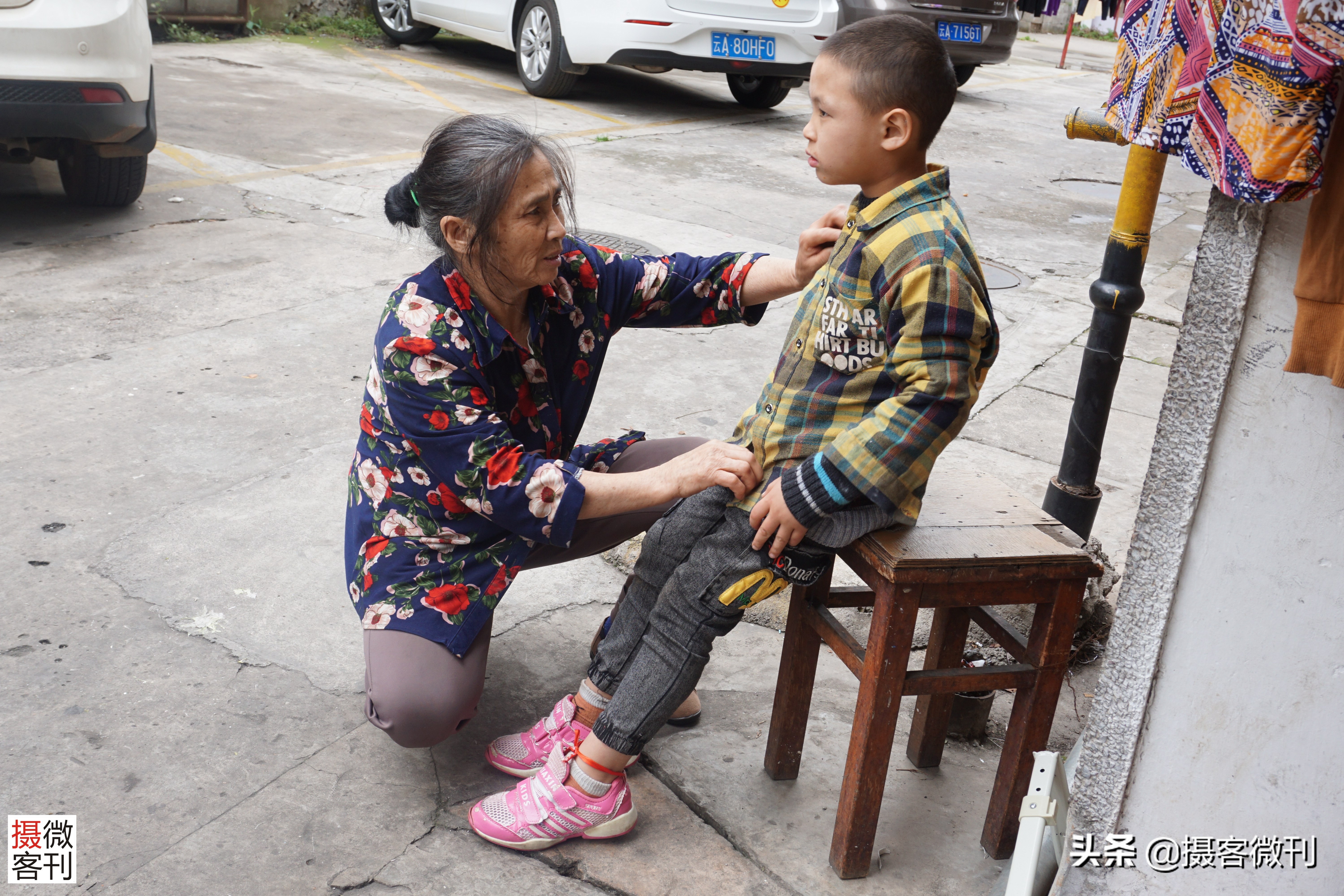 狠心奶奶咬断孙子手指,奶奶忍心咬下孙子手指