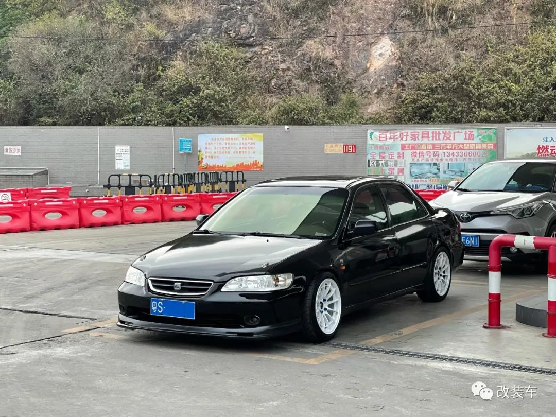 99年小伙的竞技风雅阁,被“美式截停”后也阻挡不了他继续玩车