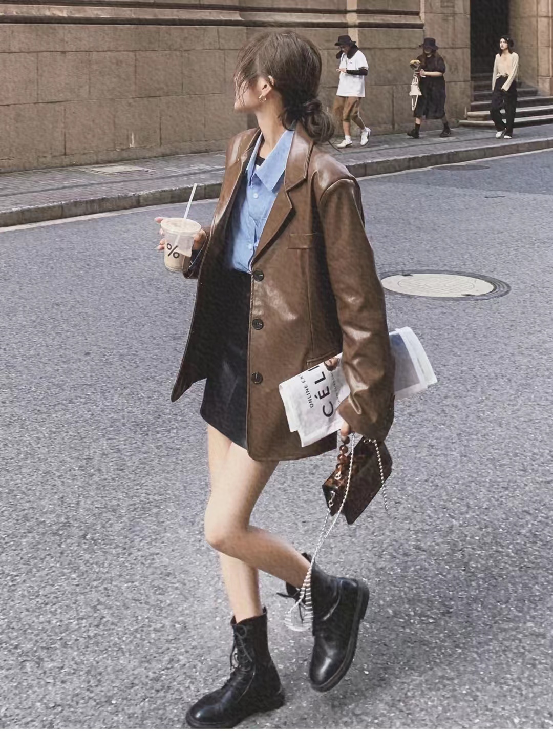 黑色皮衣怎么搭配才显高级,绯红色皮衣怎么搭配秋冬