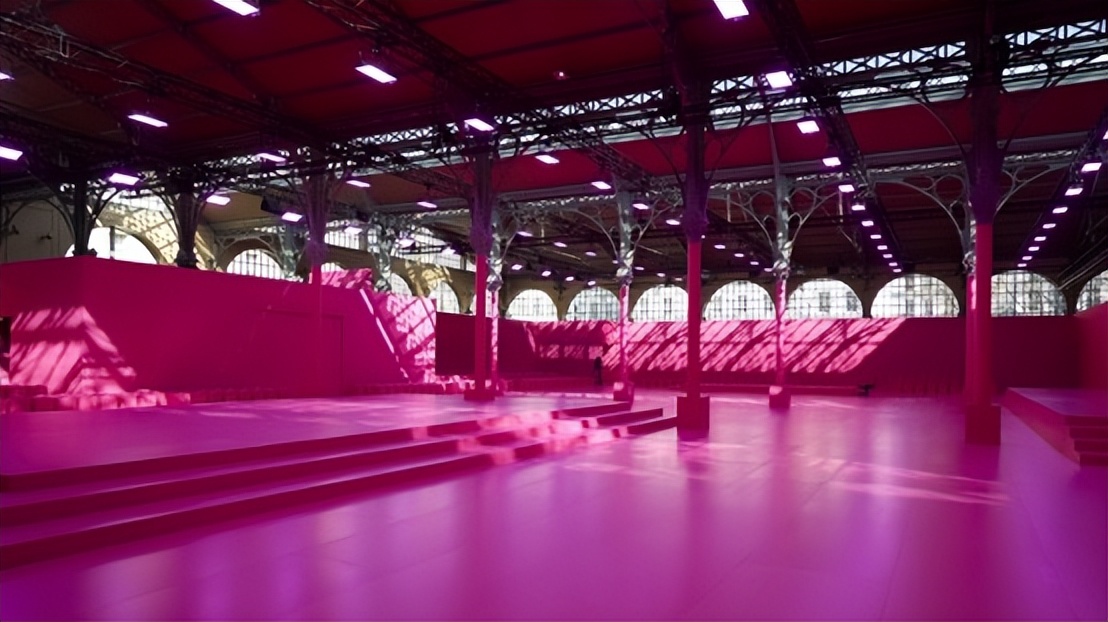 安妮海瑟薇红发造型亮相,安妮海瑟薇芭比粉色晚礼服