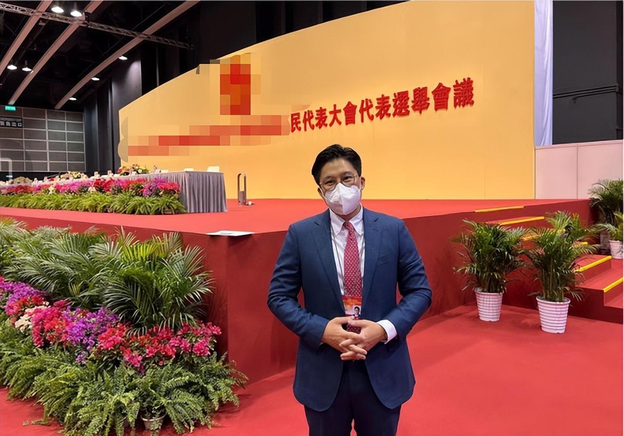 霍启刚郭晶晶再度甜蜜出镜,霍启刚穿西装郭晶晶穿羽绒服