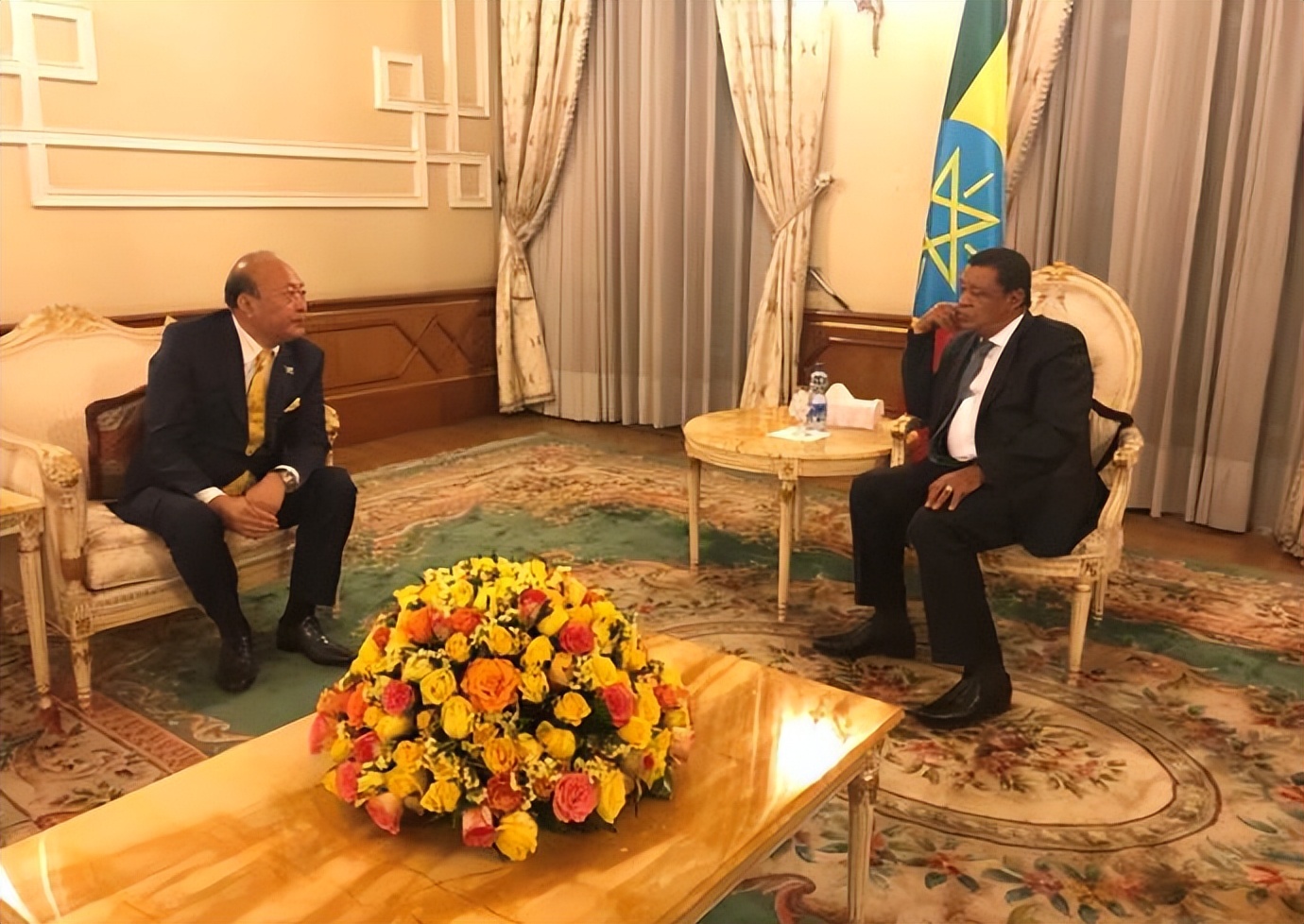 天津首富：24岁成大老板，家产400亿，给员工送宝马、飞机