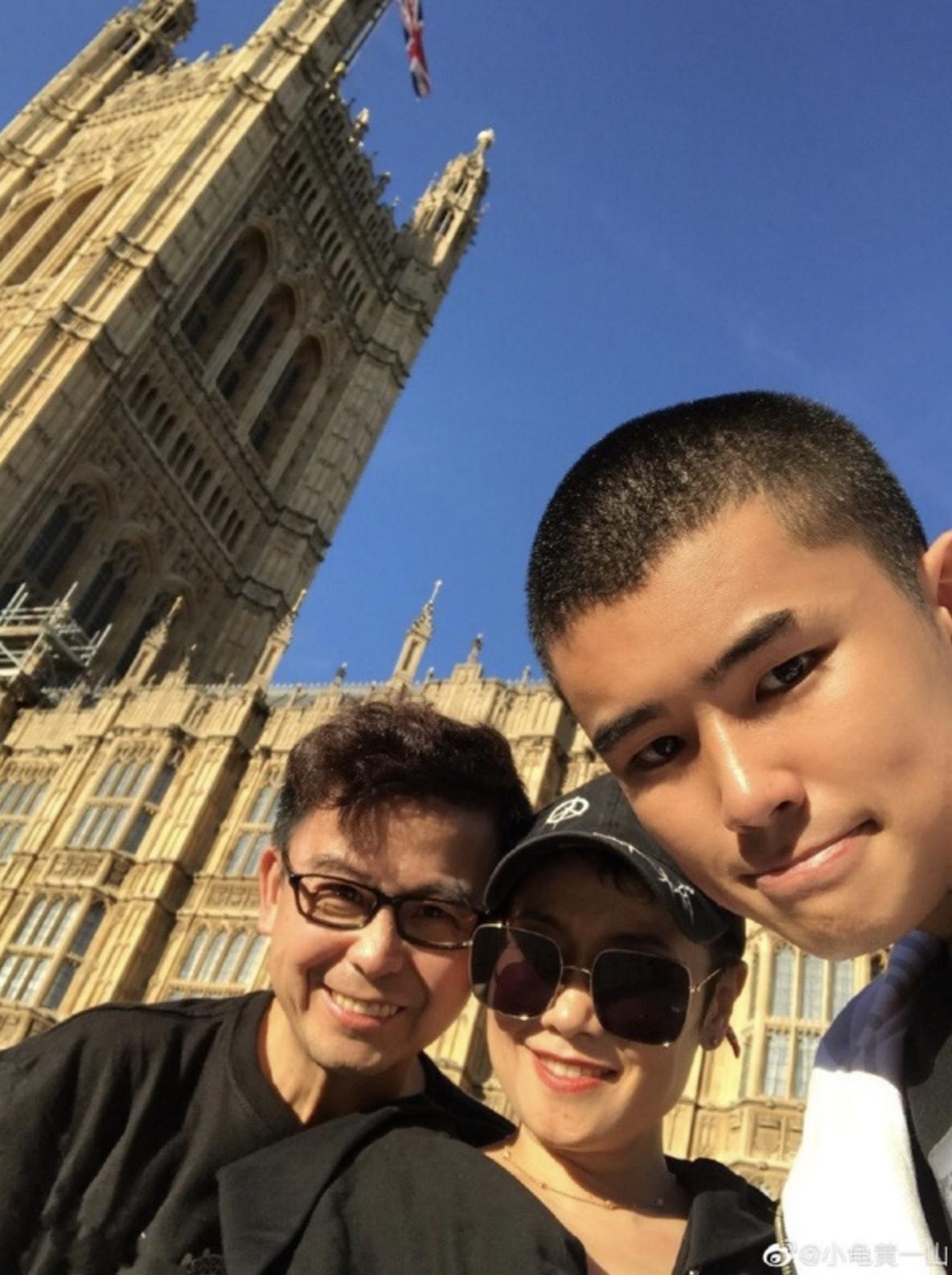 黄一山毕业照,港星黄一山携妻子去北大看儿子