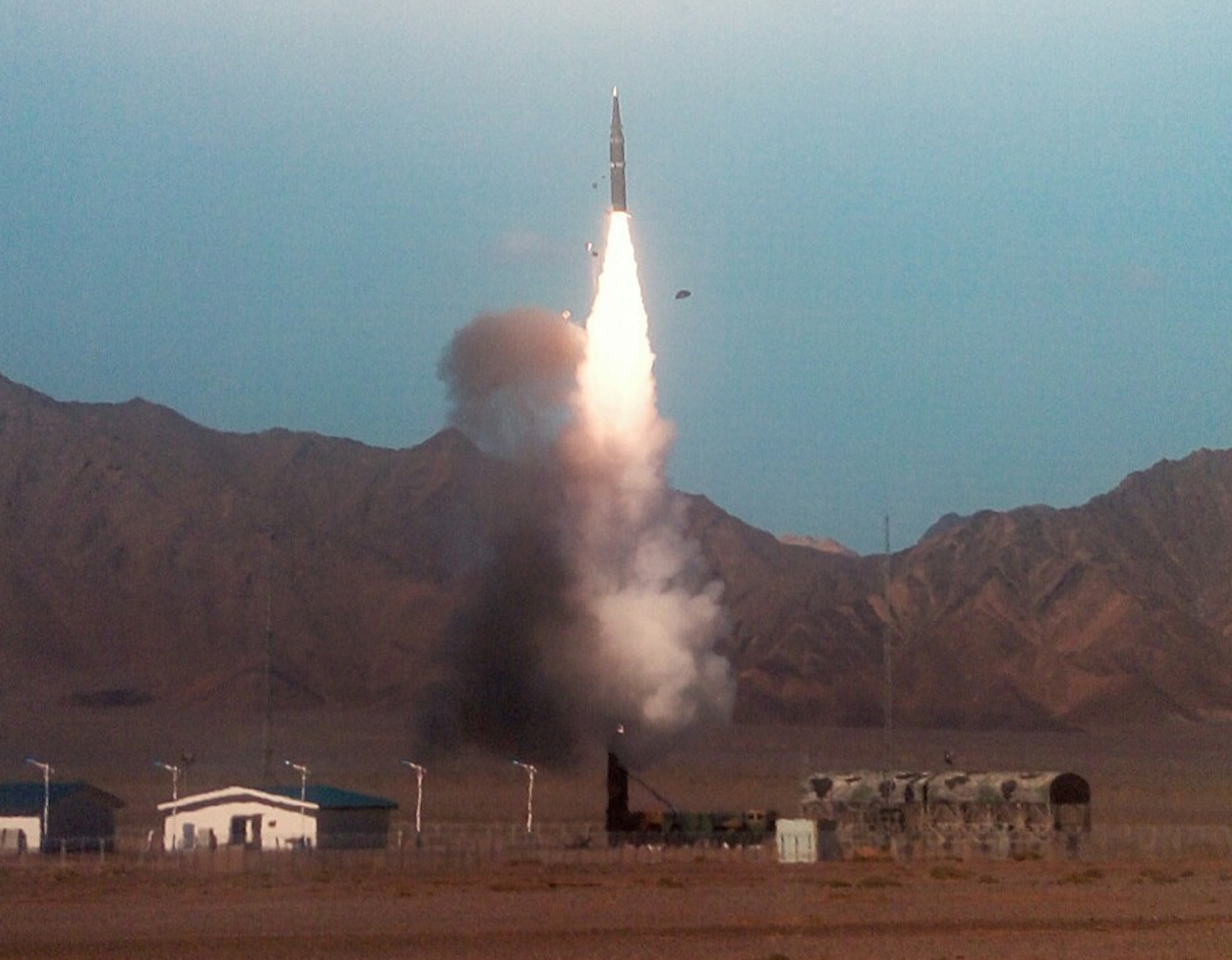 向解放军学习！俄官兵登上052D，在垂发前驻足，笔记本写满要点