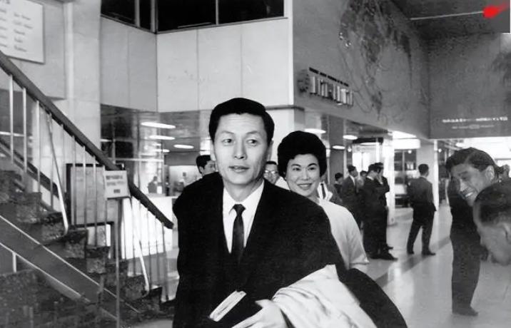 韩国财阀辛格浩：二婚入赘日本战犯家族发家，89岁和儿子共享女星