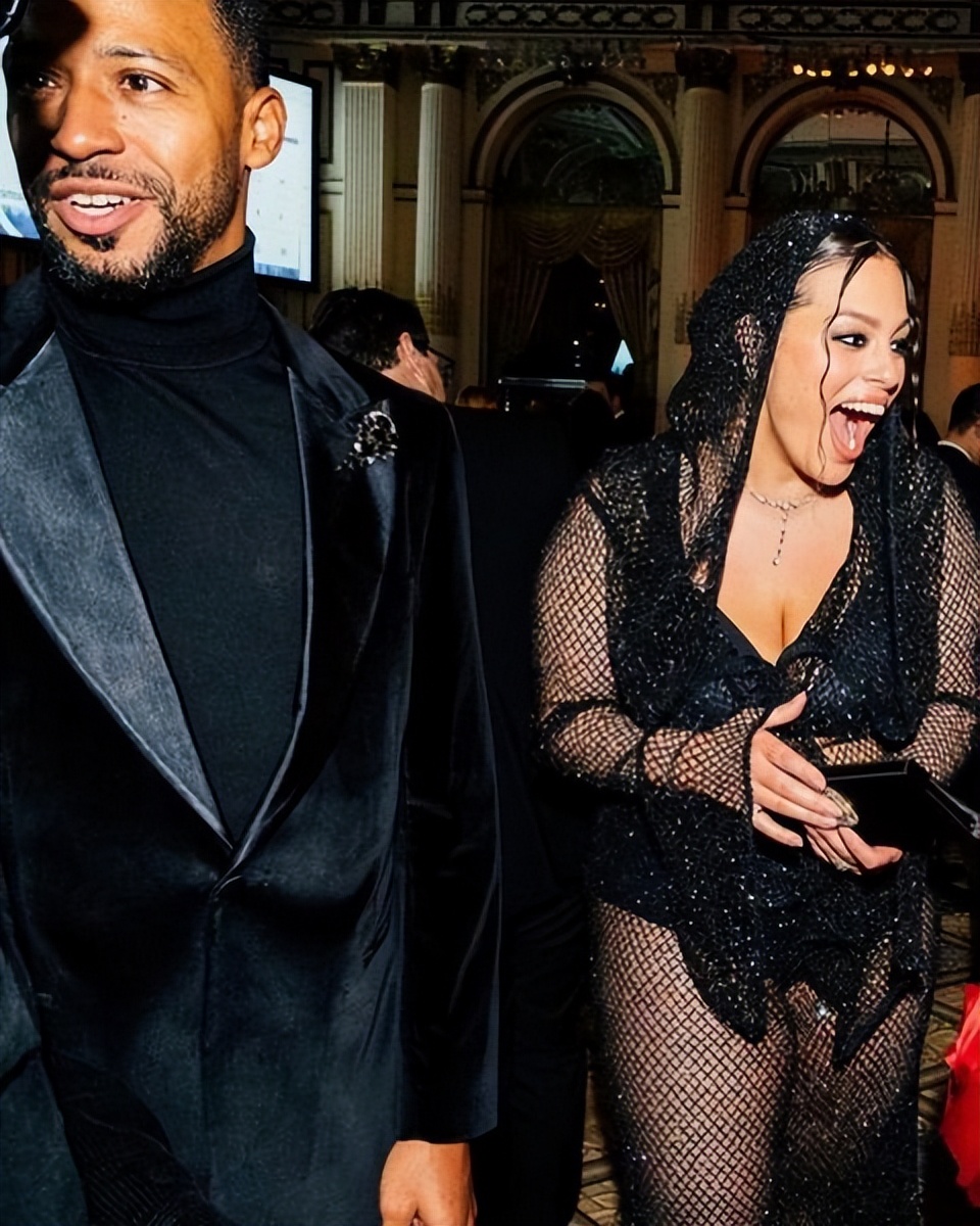 大码超模穿“黄金胸衣”亮相真闪！肚子上还有妊娠纹，体重超180