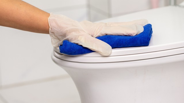 马桶刷子断了堵在蹲坑里面怎么办,马桶刷子断了卡在马桶里面怎么办