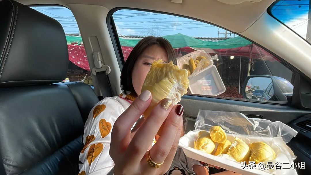 还吃啥榴莲自助?来泰国路边摊吃榴莲,100块钱管饱
