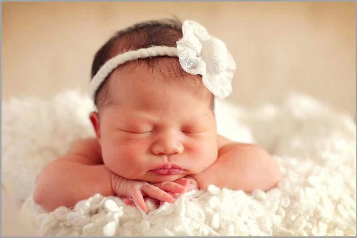 宝宝趴在枕头上对脊椎不好吗,宝宝能抱着睡吗会影响脊椎发育吗