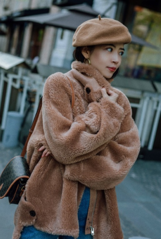 怎么穿出冬天的感觉,冬季白色羊羔绒外套的正确搭配