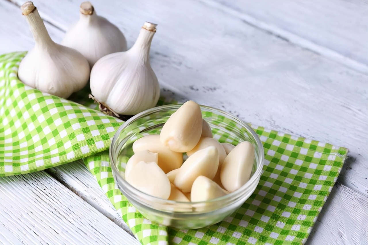 生吃大蒜真的能防病治病吗,生吃大蒜可以防癌抗癌假的