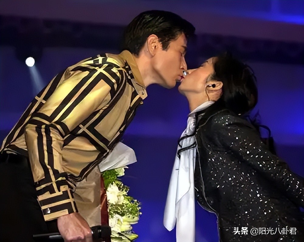 明星同框杨幂和肖战,众女星与谢霆锋合影