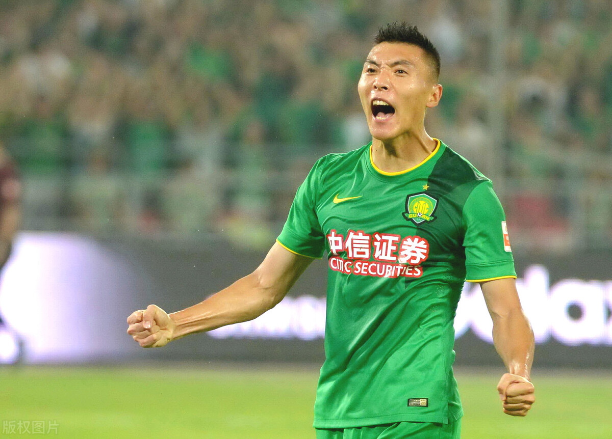 大哥你玩足球，你玩它有啥用啊？刘强东又来蹭玩足球了？