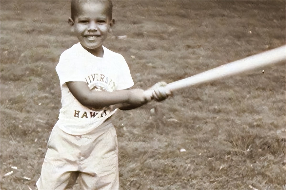 奥巴马第一次回非洲老家：帮祖母扛大米，和兄弟坐在田里喝酒