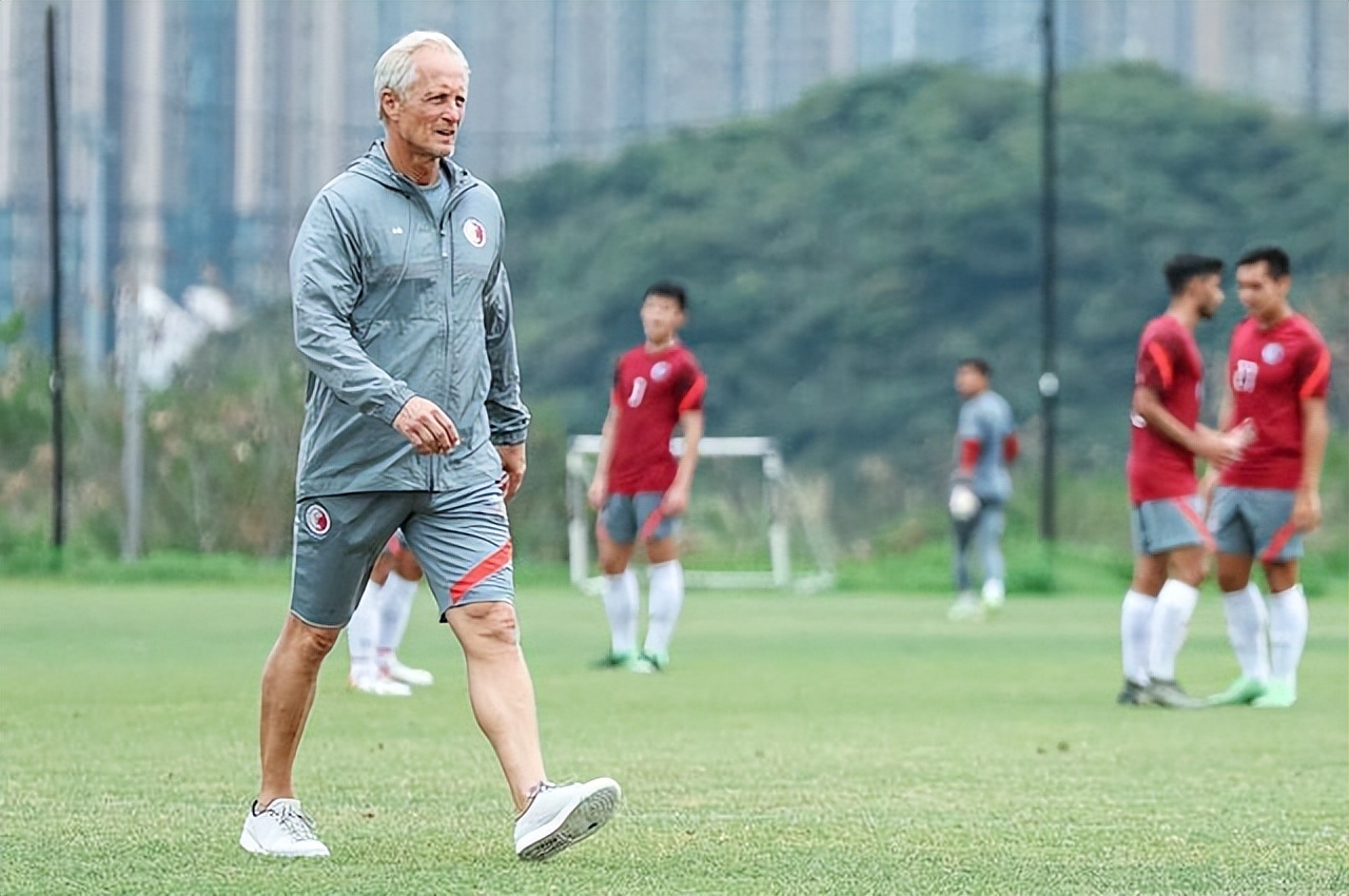 梅西当选当年fifa最佳球员,国际足联颁奖典礼梅西名场面