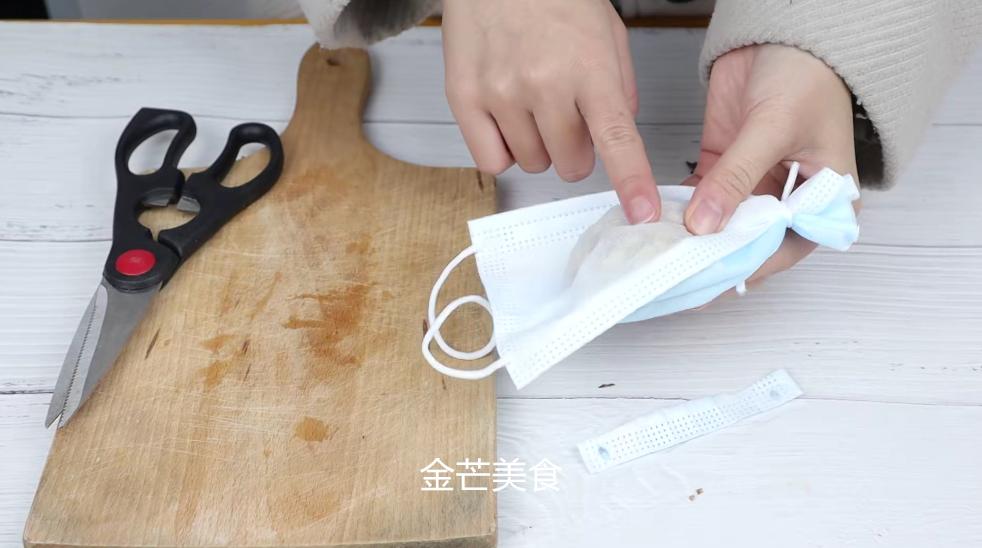 今天才发现，原来在枕头下放块生姜，可以去霉味，无论男女都有用