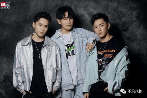 好甜，她嫁给自己的漫画主人公啦