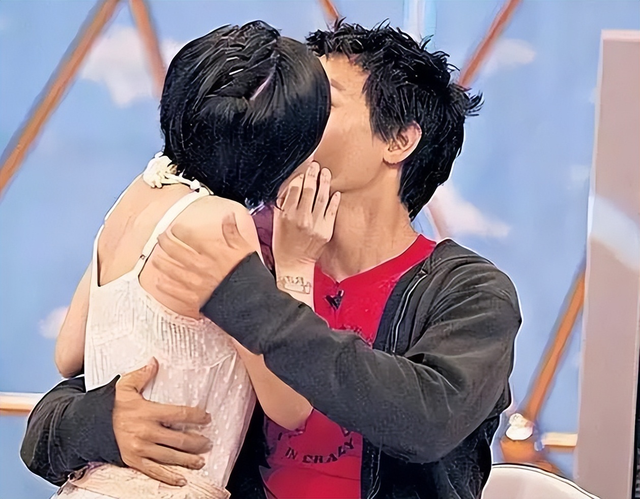 强吻、撩汉、乱认爸爸,这些女星是真没有分寸感,还是耍流氓?