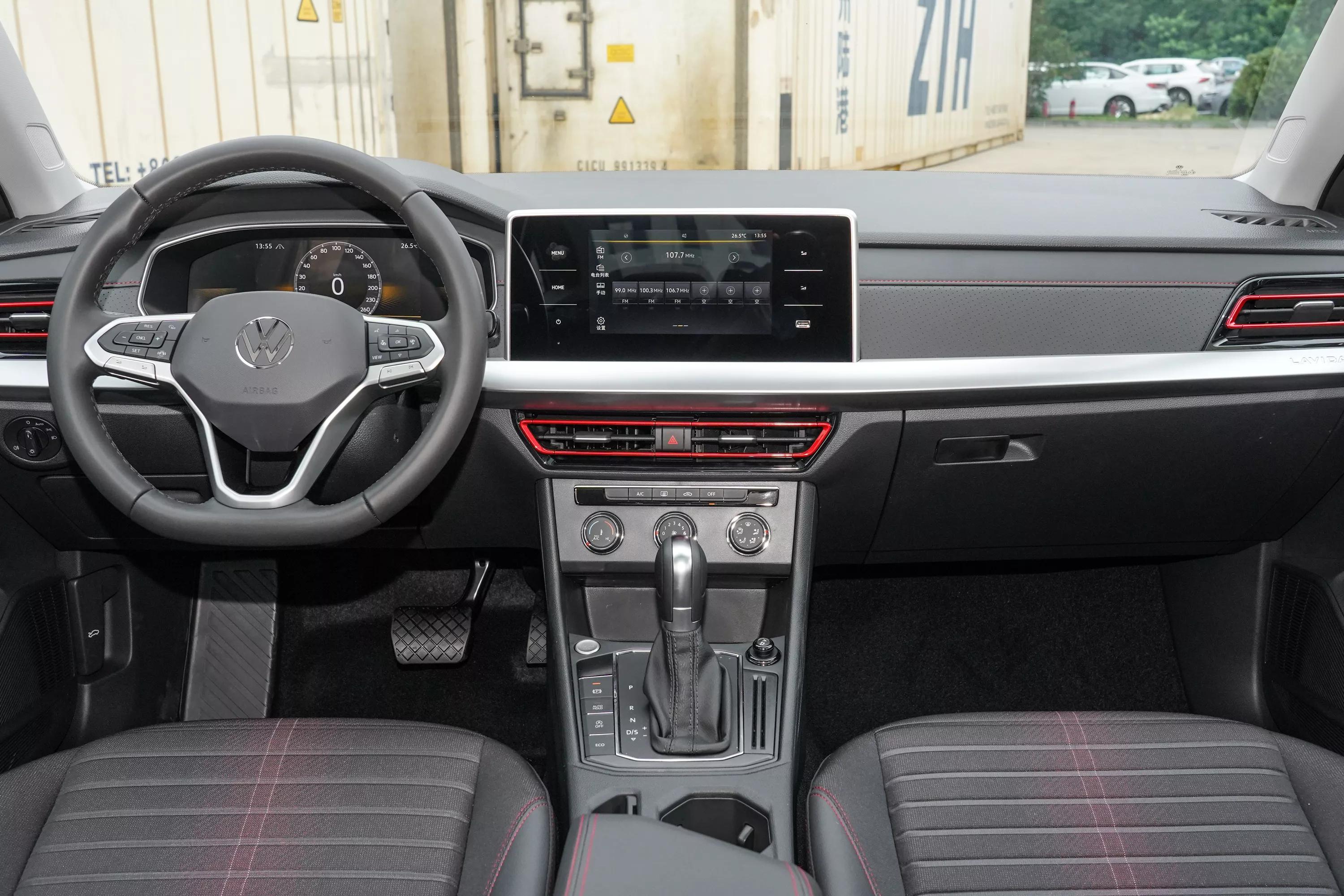 速腾与朗逸优缺点对比,朗逸与速腾对比哪个值得入手