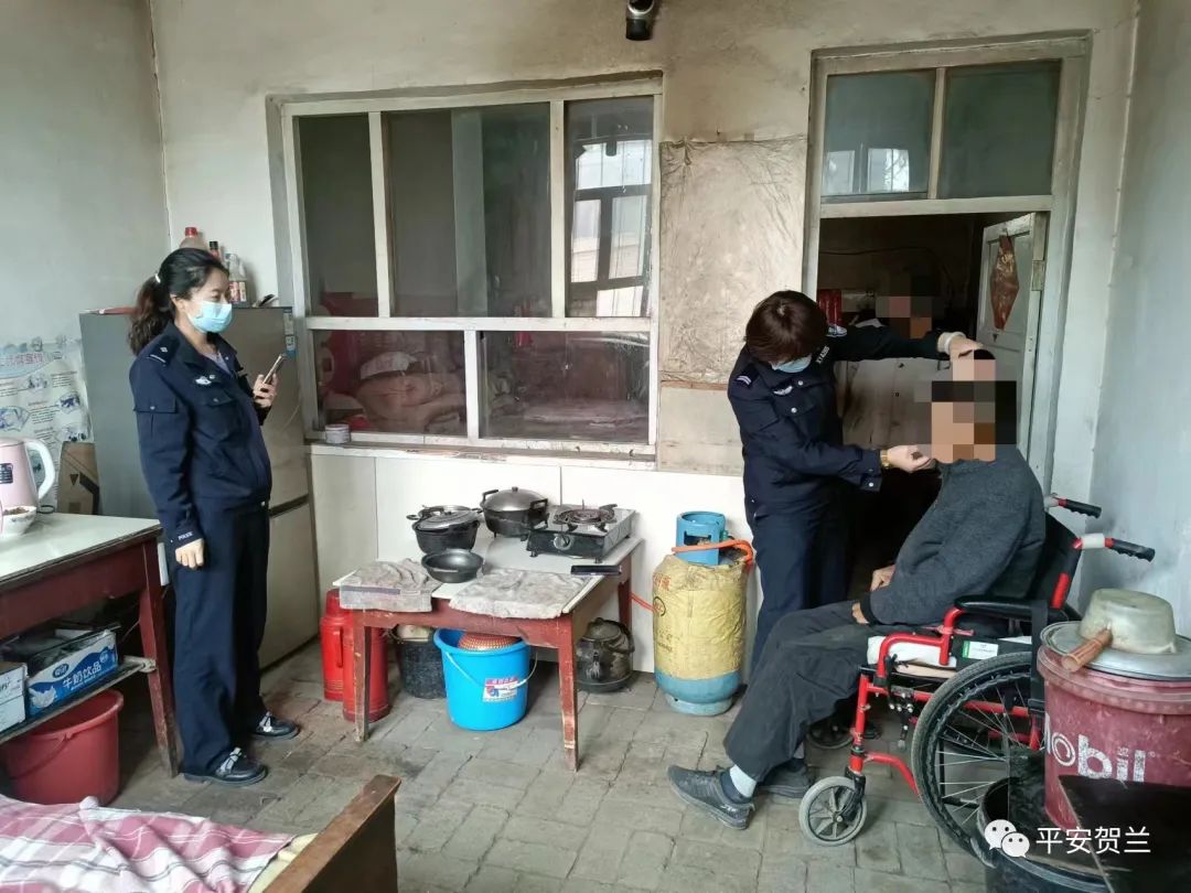 钢城民警送证上门暖民心,群众事无小事民警送证上门暖民心