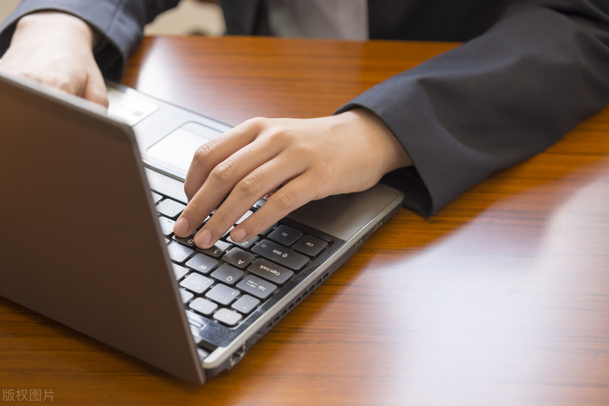 电脑突然特别卡重启也一样,笔记本电脑突然卡屏没反应