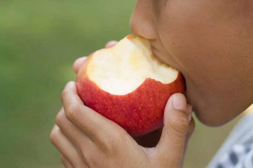 每天吃一个熟苹果功效坚持一周,每天早上都吃一个煮熟的苹果好吗