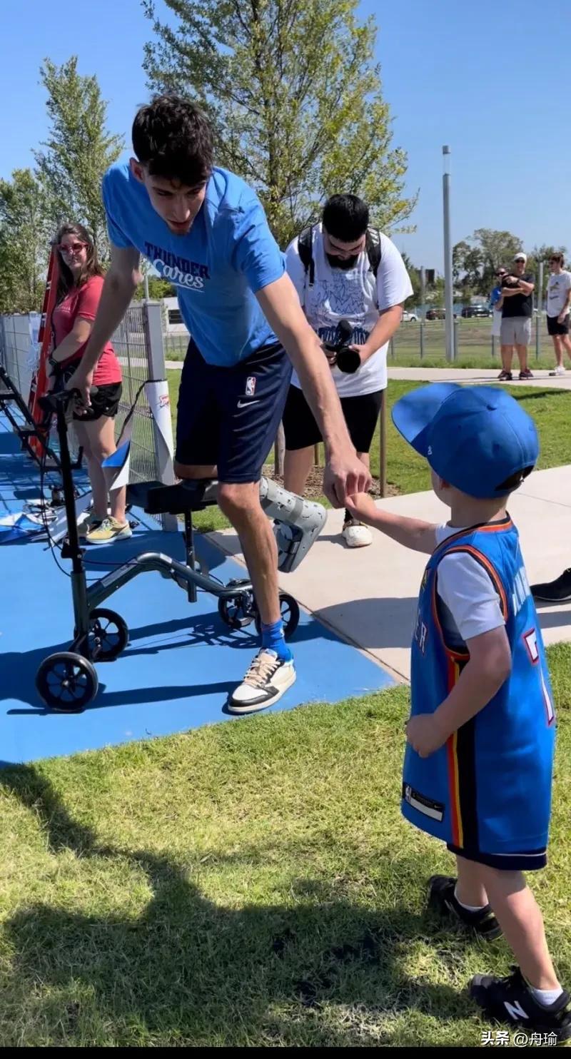 湖人球员赛后采访浓眉道歉,nba詹皇怒吼