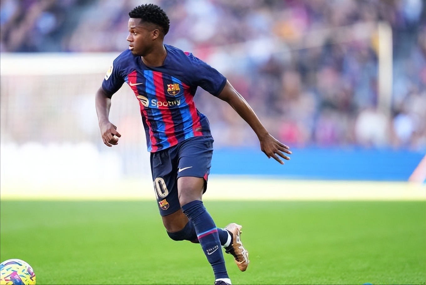 巴萨今夏引援优先考虑左后卫,巴萨球迷听到梅西要离队后的反应