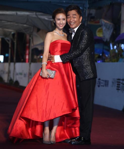 父女之间亲嘴的危害,父女亲脸拥抱违法吗