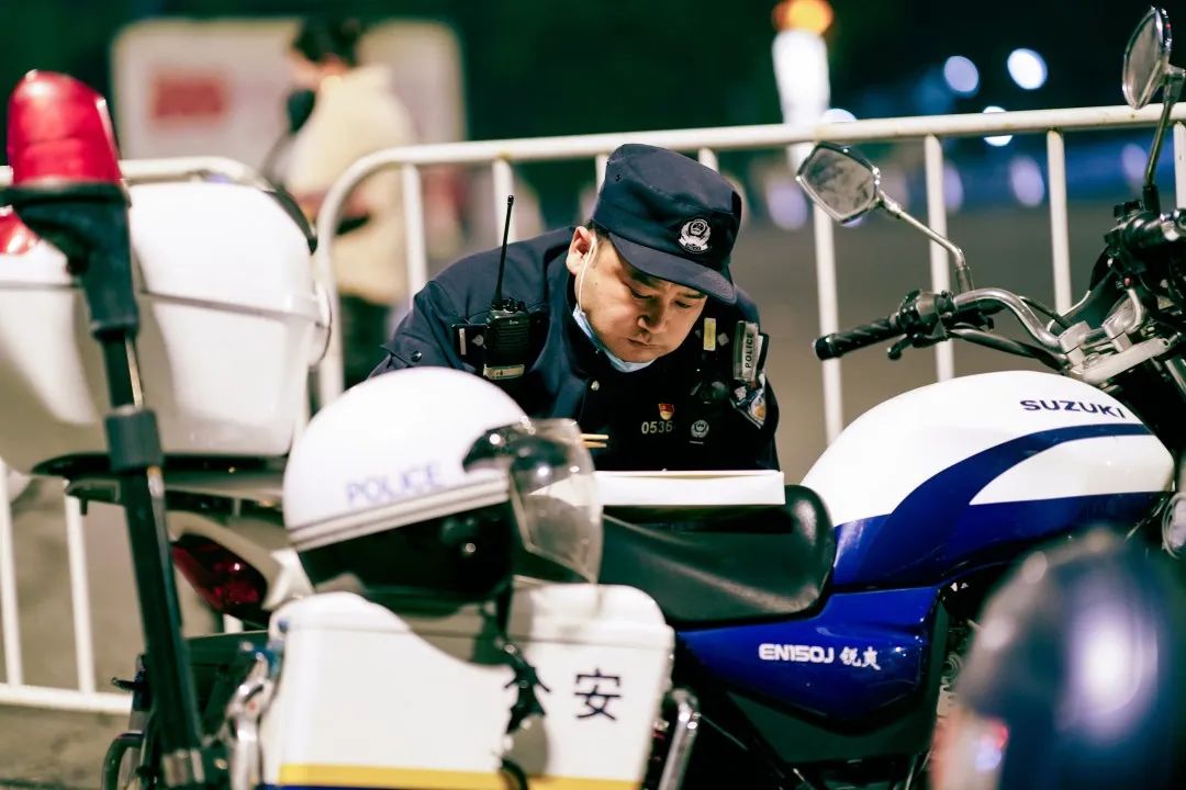 从国防绿到警察蓝初心不变,从橄榄绿到警察蓝不变的是初心